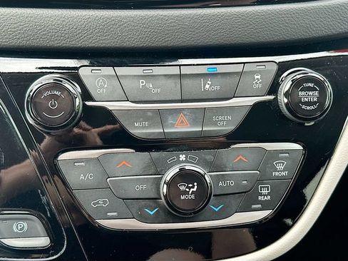 Used 2024 Chrysler Pacifica Touring-L FWD image 16