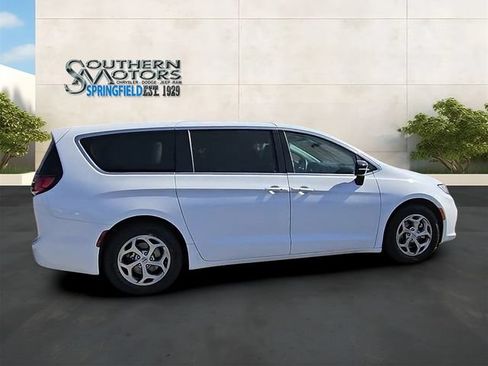 Used 2024 Chrysler Pacifica Limited FWD image 36