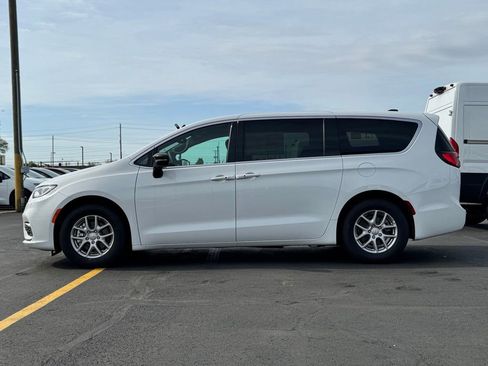 New 2026 Chrysler Pacifica Select image 4