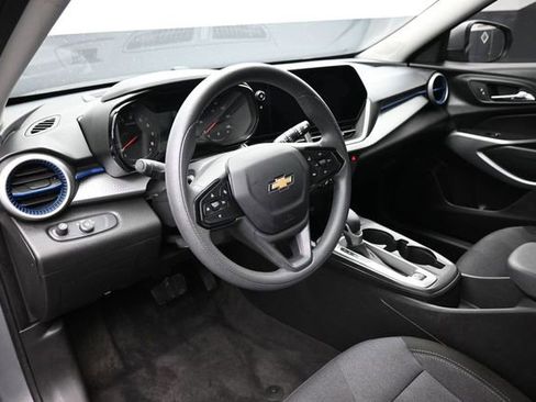 Used 2025 Chevrolet Trax LS w/ LS Convenience Package FWD image 12