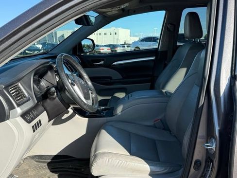 Used 2017 Toyota Highlander XLE AWD/4WD image 14