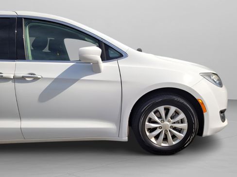 Used 2019 Chrysler Pacifica Touring Plus image 36