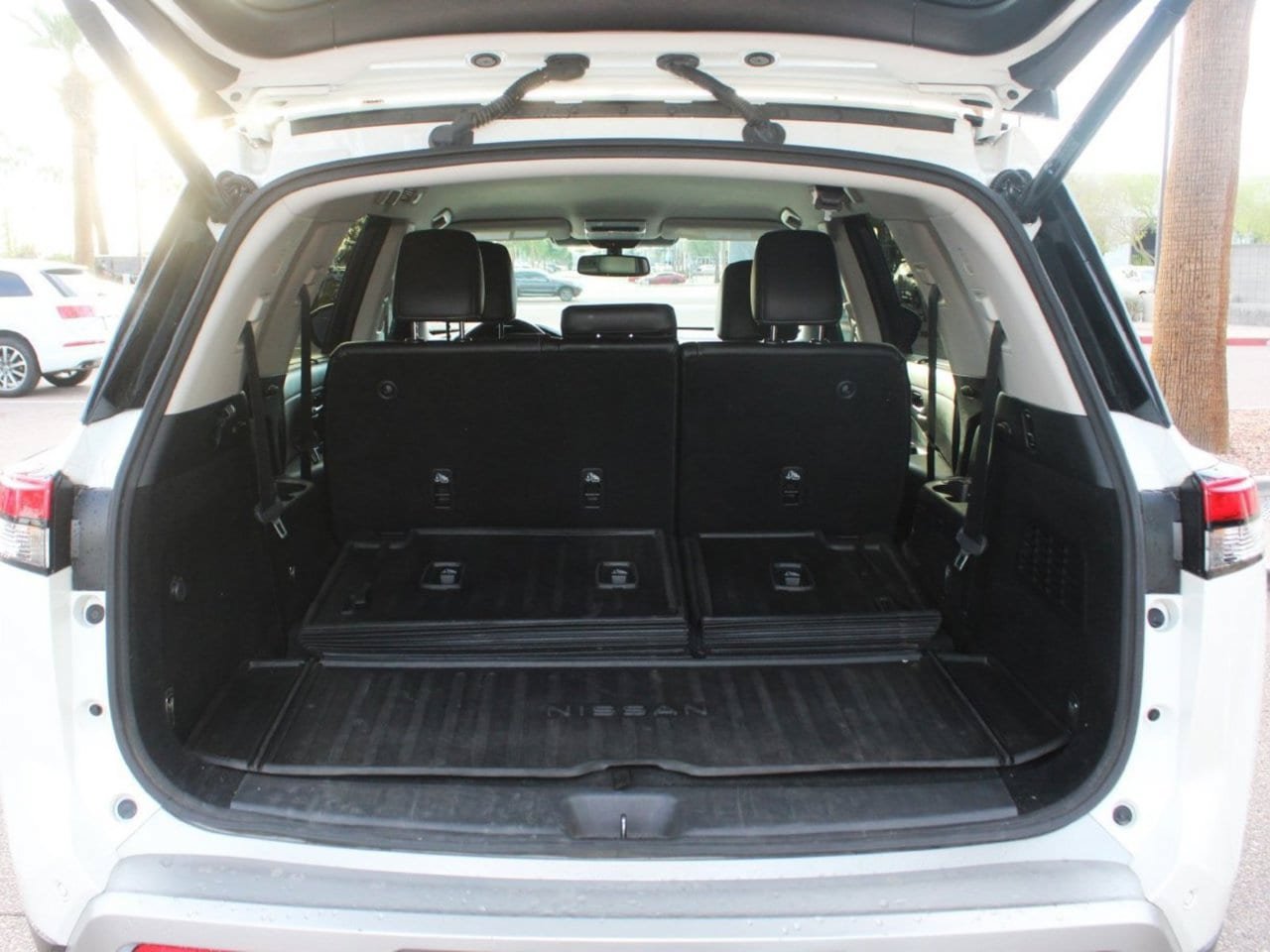 Used 2022 Nissan Pathfinder SL w/ SL Black Package FWD image 13
