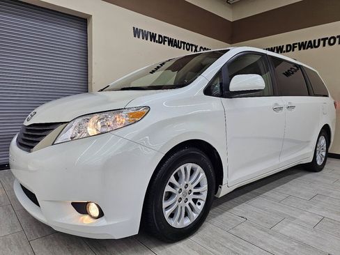 Used 2016 Toyota Sienna XLE w/ XLE Navigation Package FWD image 2