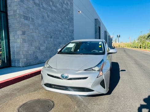 Used 2017 Toyota Prius Two w/ Preferred Accessory Package FWD image 4