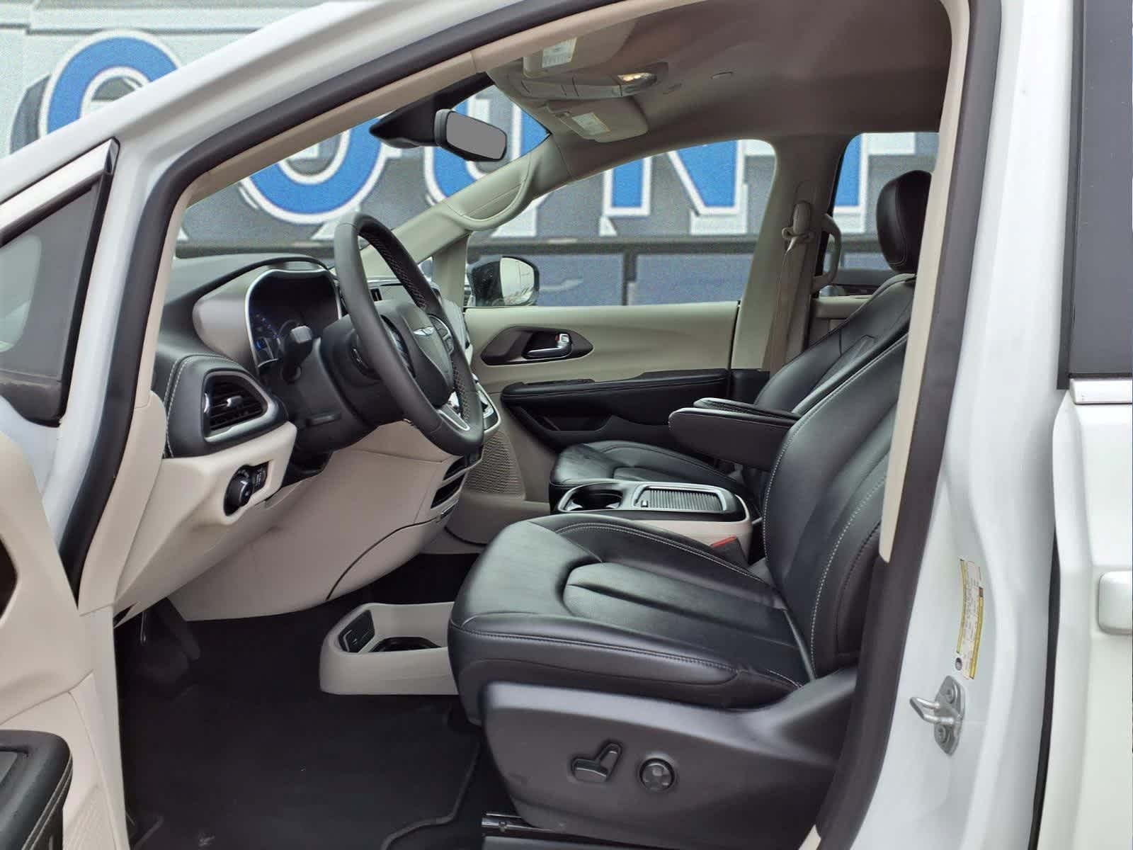 Used 2024 Chrysler Pacifica Touring-L FWD image 16
