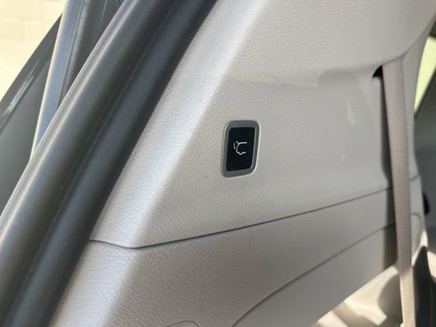 Used 2023 Chrysler Pacifica Touring-L image 17