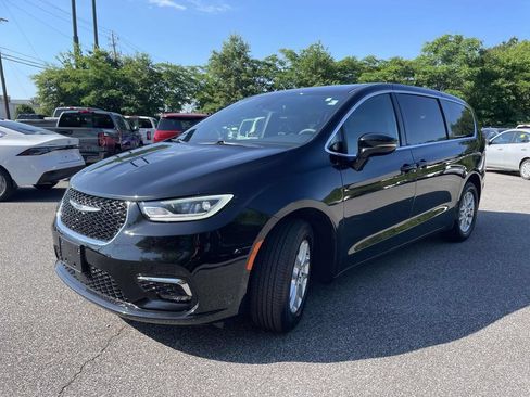 Used 2025 Chrysler Pacifica Select FWD image 7