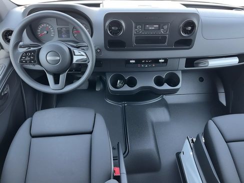Used 2019 Freightliner Sprinter 2500 w/ Driver Convenience Package RWD image 5