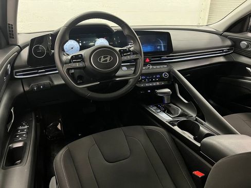 Used 2025 Hyundai Elantra SEL image 10
