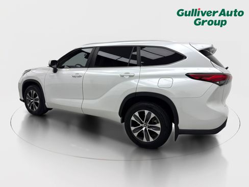 Used 2023 Toyota Highlander XLE AWD/4WD image 4