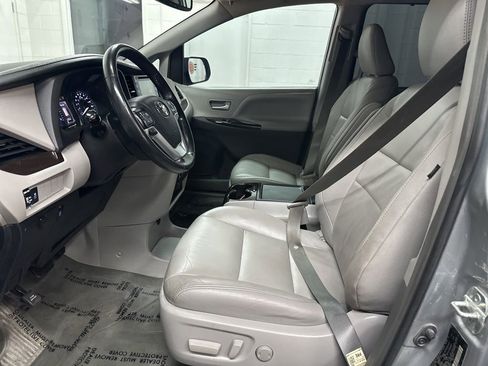 Used 2019 Toyota Sienna XLE image 18