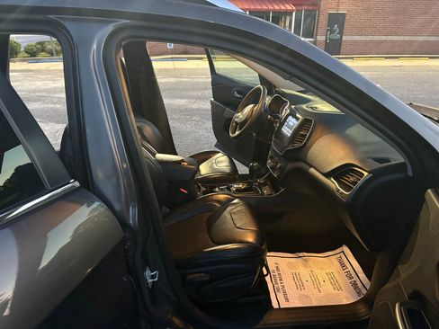 Used 2020 Jeep Cherokee Latitude Plus image 11