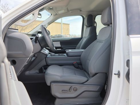 Used 2025 Ford Expedition Active image 11