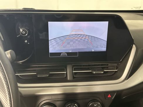 Used 2024 Chevrolet Trax LS w/ LS Convenience Package FWD image 7