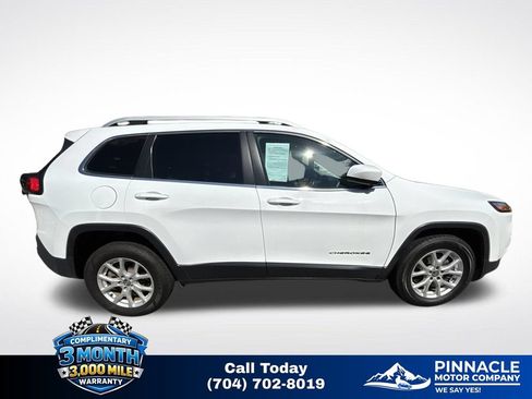 Used 2017 Jeep Cherokee Latitude AWD/4WD image 3