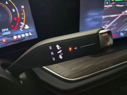 Used 2025 Chevrolet Tahoe Z71 w/ Comfort Package AWD/4WD image 12