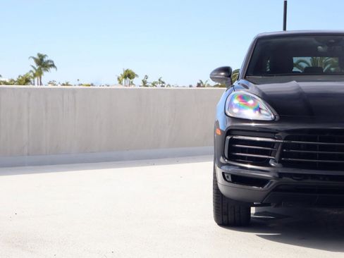 Certified 2023 Porsche Cayenne Platinum Edition image 12