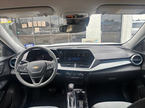 Used 2025 Chevrolet Trax LT FWD image 31