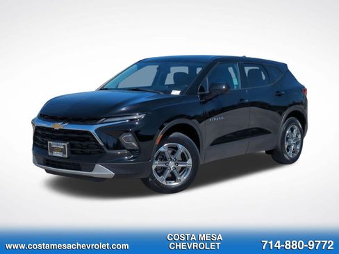 Used 2025 Chevrolet Blazer LT FWD image 1