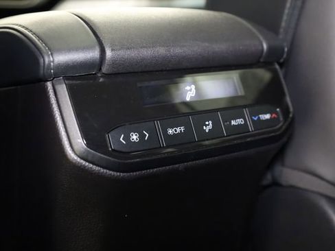 Used 2021 Toyota Highlander XLE image 31