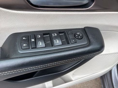 Used 2020 Chrysler Voyager Lxi image 14