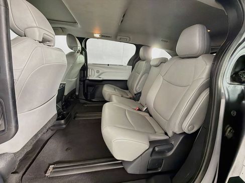 Used 2025 Toyota Sienna XLE FWD image 36