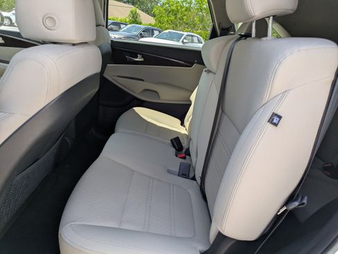Used 2018 Kia Sorento FWD image 13