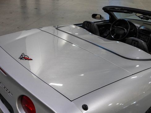 Used 1999 Chevrolet Corvette Convertible w/ Memory Pkg RWD image 32