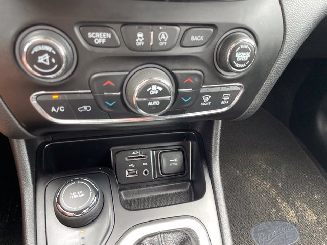 Used 2018 Jeep Cherokee Overland w/ Technology Group AWD/4WD image 40