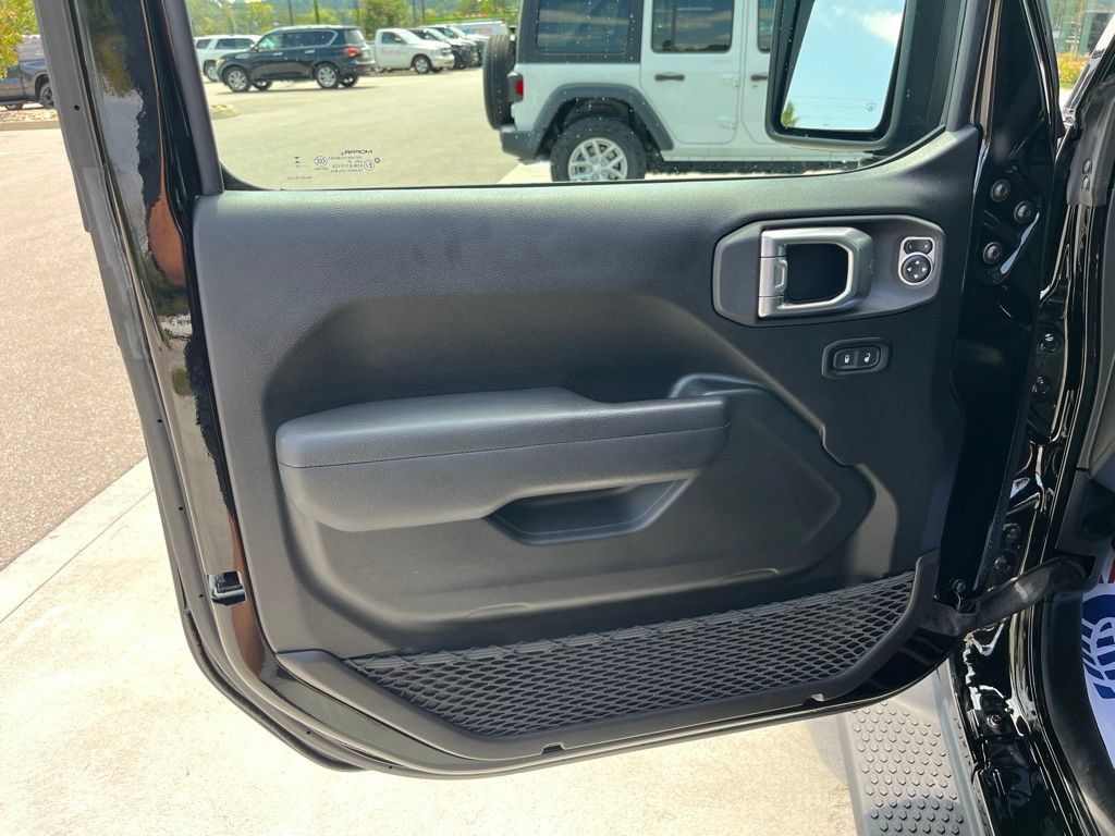 Used 2025 Jeep Wrangler Sport AWD/4WD image 7