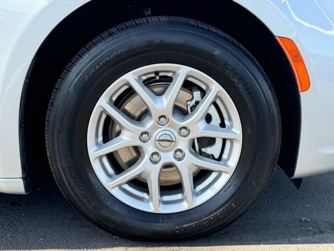 Used 2024 Chrysler Pacifica Touring-L image 11