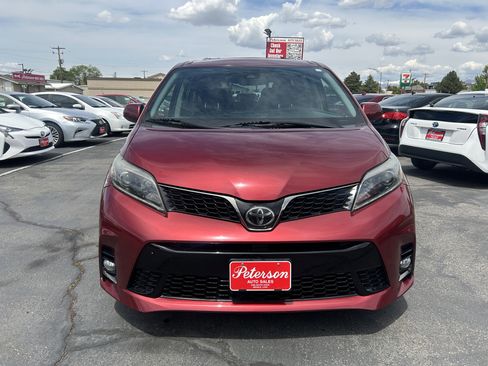 Used 2018 Toyota Sienna SE FWD image 2