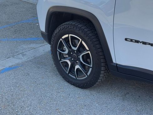 Used 2025 Jeep Compass Trailhawk AWD/4WD image 29