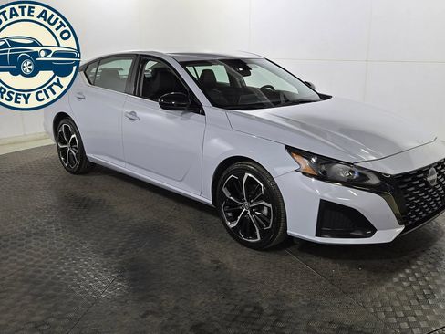 Used 2025 Nissan Altima 2.5 SR FWD image 9
