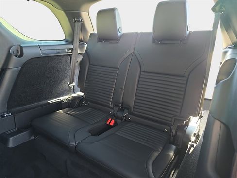 Used 2025 Land Rover Discovery Dynamic SE image 12