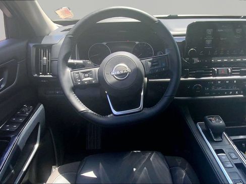 Used 2025 Nissan Pathfinder SL FWD image 8