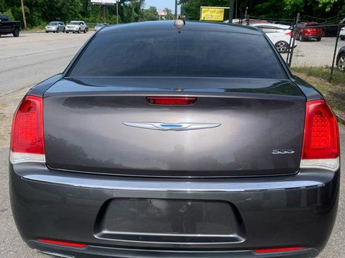 Used 2018 Chrysler 300 Limited RWD image 5