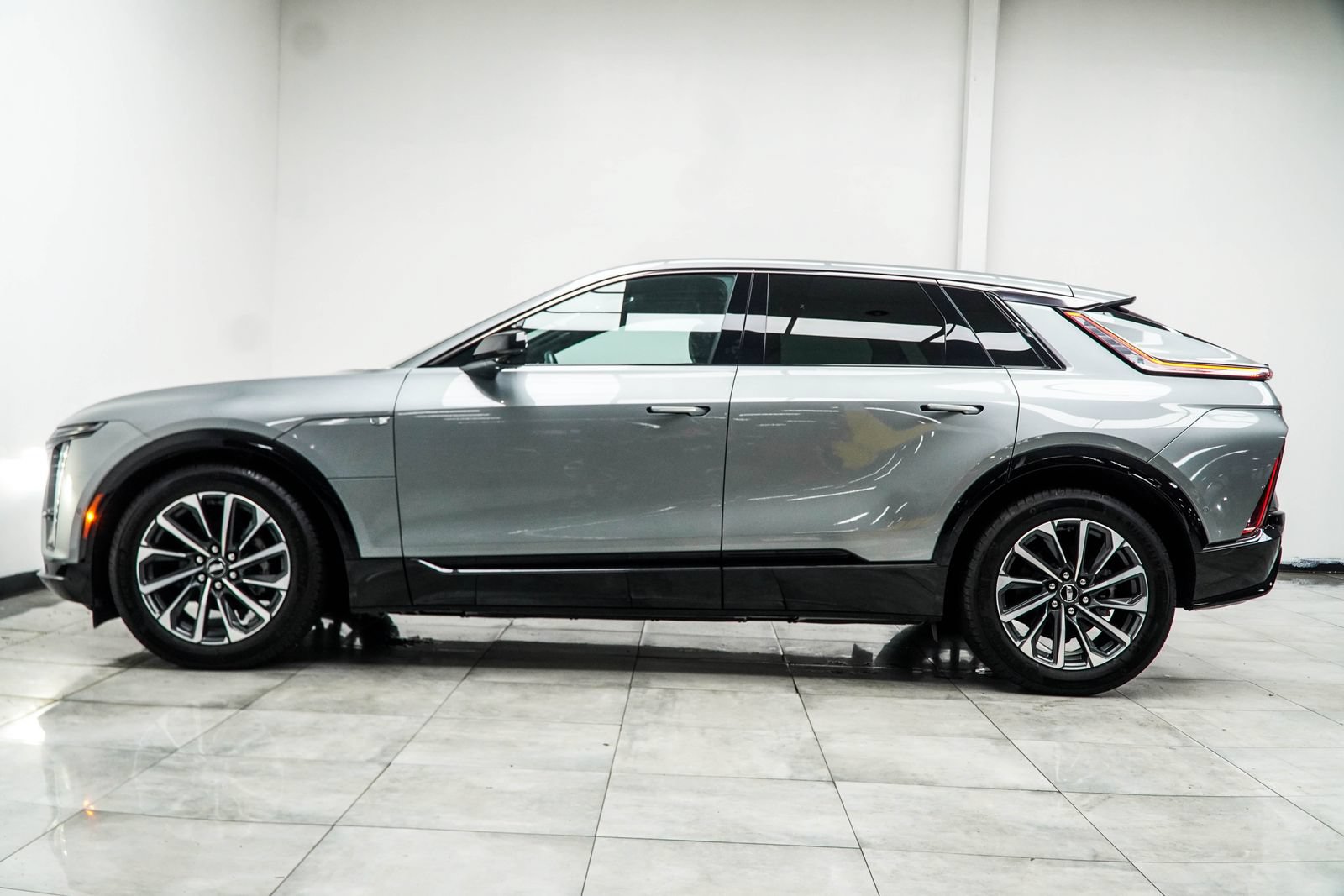 Used 2024 Cadillac Lyriq Sport RWD image 11