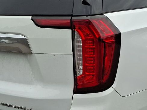 Used 2023 GMC Yukon XL Denali image 12