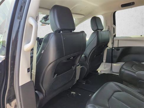 Used 2023 Chrysler Pacifica Touring-L FWD image 16