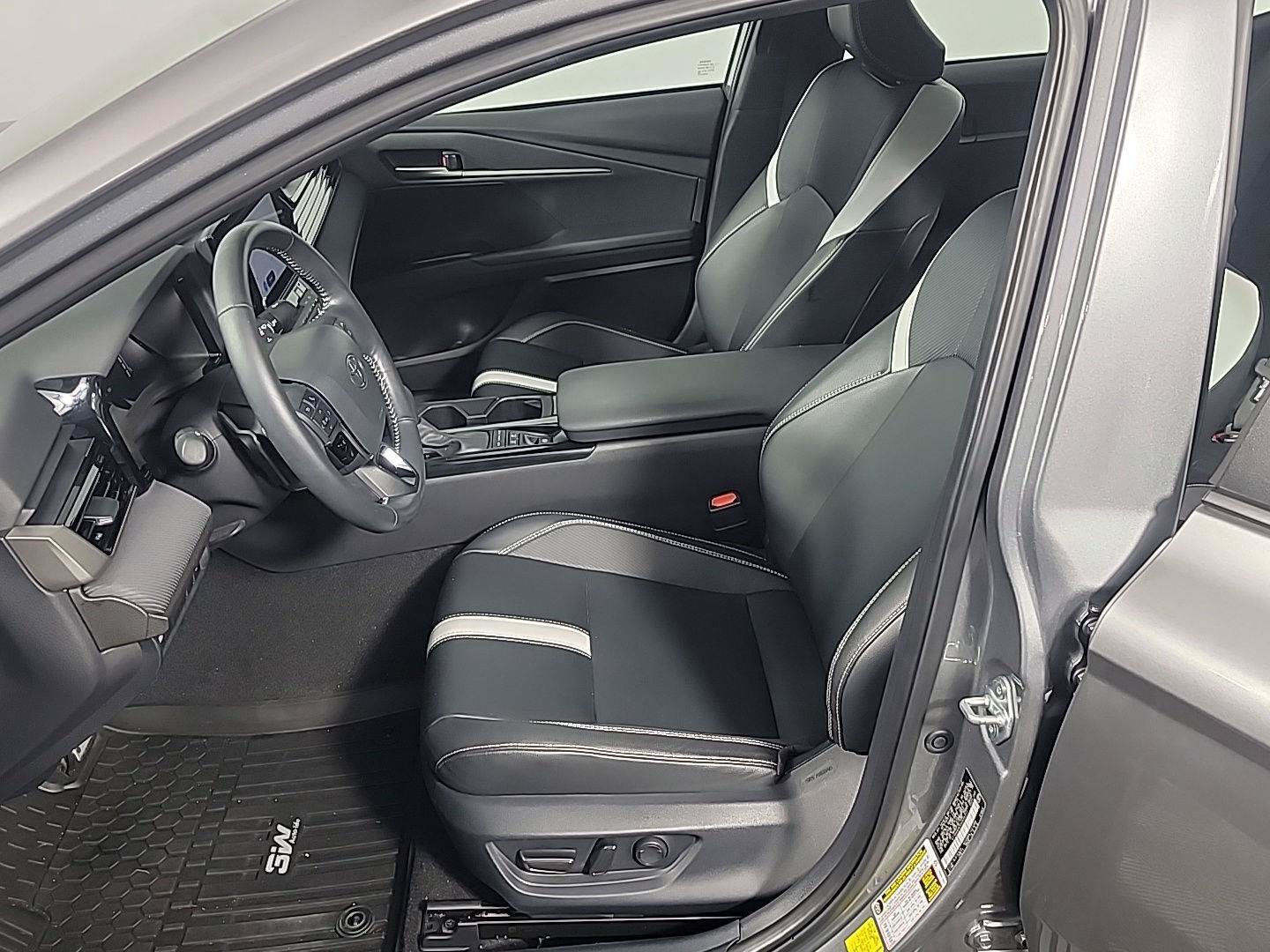 Used 2025 Toyota Camry SE w/ Convenience Package FWD image 18