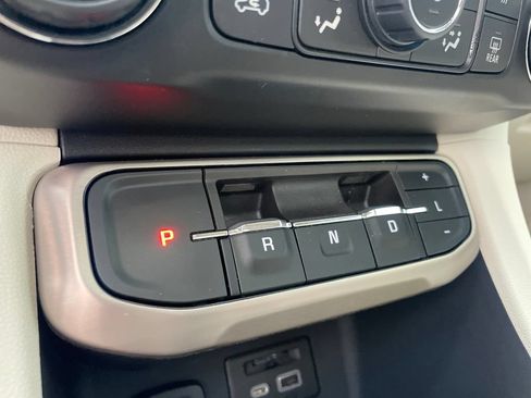 Used 2021 GMC Acadia Denali w/ Denali Ultimate Package AWD/4WD image 31