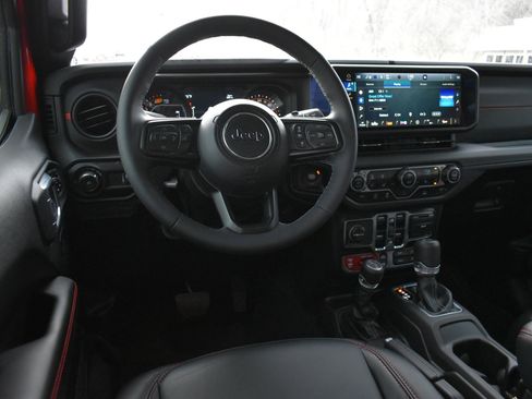 Used 2025 Jeep Wrangler Unlimited Rubicon image 16