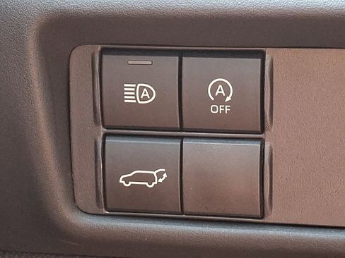 Used 2023 Toyota Highlander XLE FWD image 25