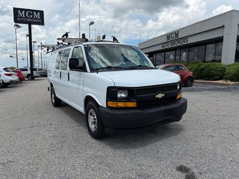 Used 2017 Chevrolet Express 2500 RWD image 2