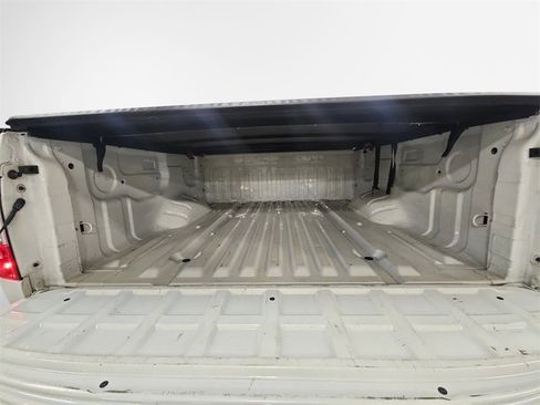 Used 2019 Nissan Titan SV w/ SV Convenience Package image 25