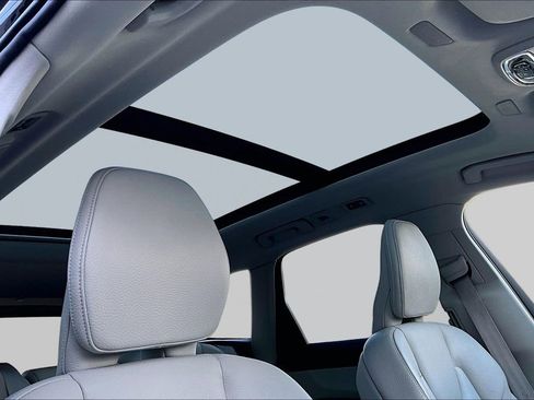 Used 2021 Volvo XC60 T5 Momentum image 26