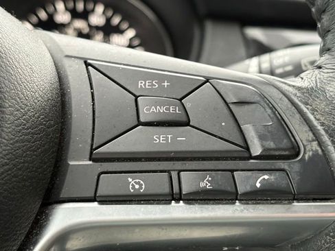 Used 2018 Nissan Rogue SV image 16