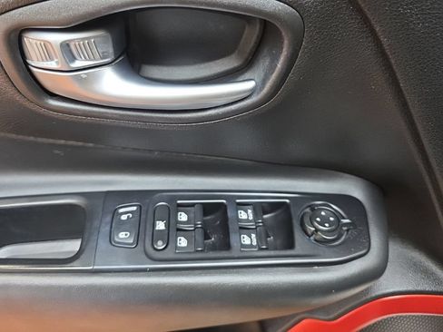 Used 2017 Jeep Renegade Trailhawk AWD/4WD image 25